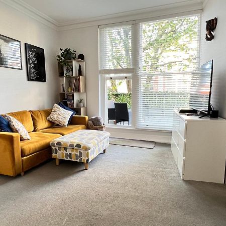 Stylish One-Bedroom Rental With Private Patio In Zone 2 Лондон Экстерьер фото