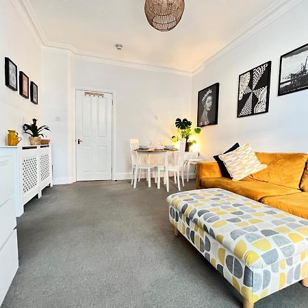 Stylish One-Bedroom Rental With Private Patio In Zone 2 Лондон Экстерьер фото