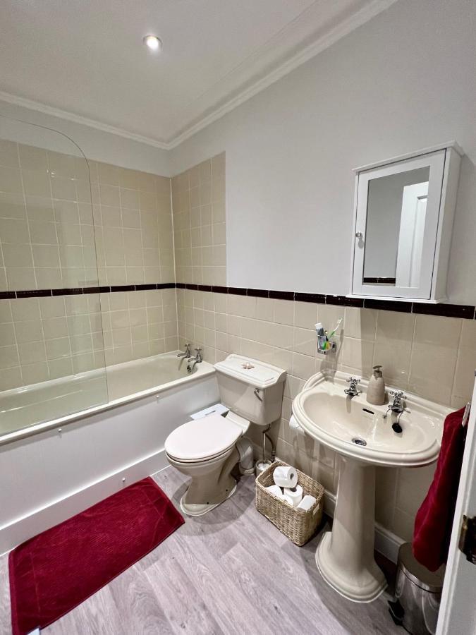 Stylish One-Bedroom Rental With Private Patio In Zone 2 Лондон Экстерьер фото