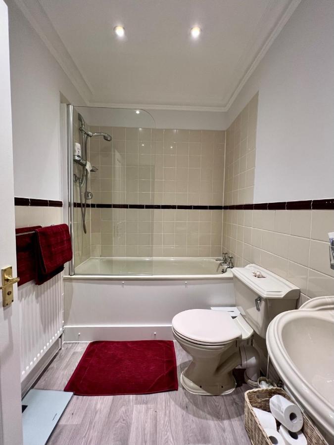 Stylish One-Bedroom Rental With Private Patio In Zone 2 Лондон Экстерьер фото
