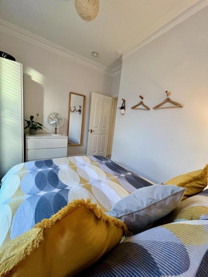 Stylish One-Bedroom Rental With Private Patio In Zone 2 Лондон Экстерьер фото