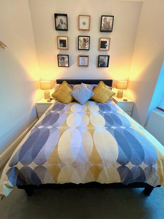 Stylish One-Bedroom Rental With Private Patio In Zone 2 Лондон Экстерьер фото