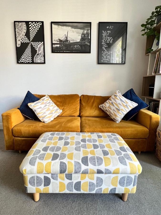 Stylish One-Bedroom Rental With Private Patio In Zone 2 Лондон Экстерьер фото