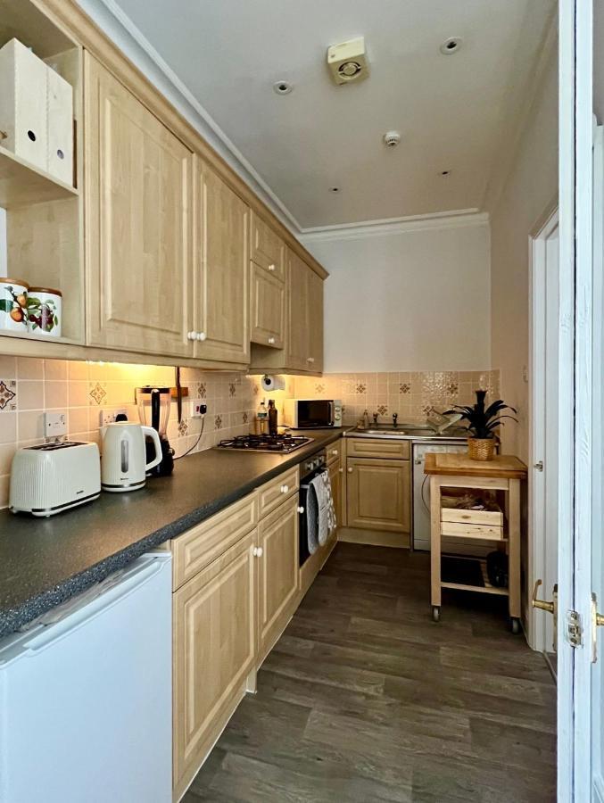 Stylish One-Bedroom Rental With Private Patio In Zone 2 Лондон Экстерьер фото