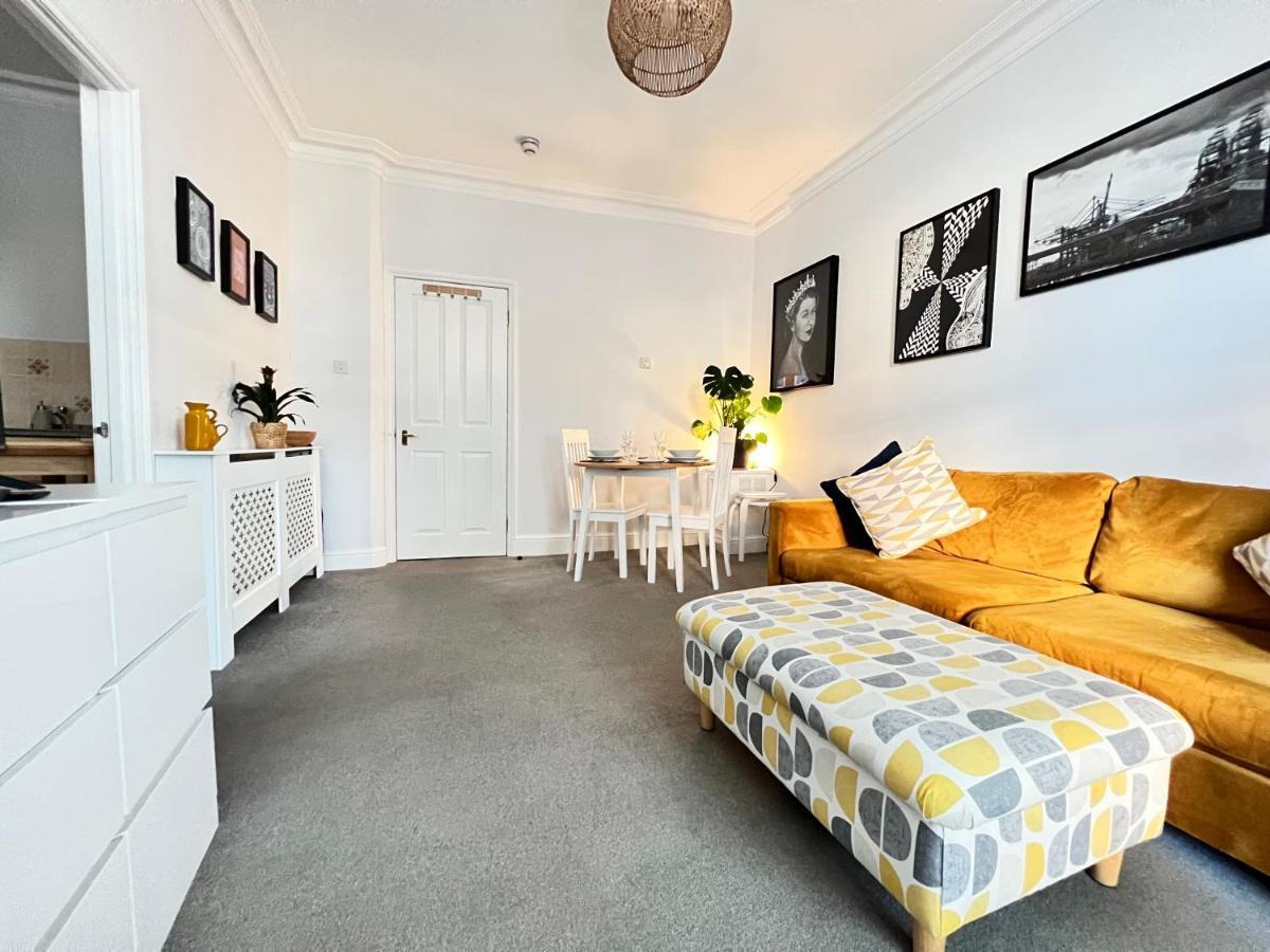 Stylish One-Bedroom Rental With Private Patio In Zone 2 Лондон Экстерьер фото